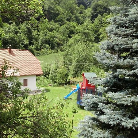 Cottage Forest Stream Visoko Extérieur photo