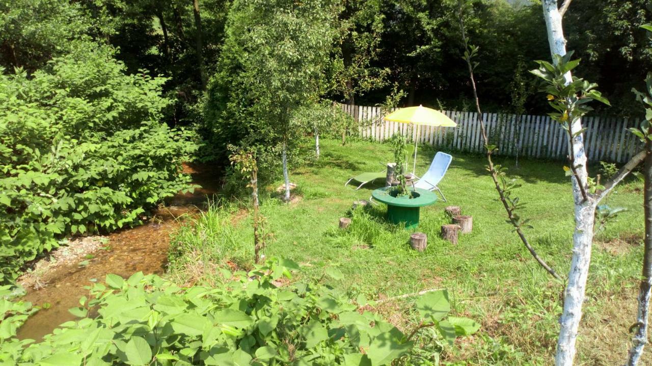Cottage Forest Stream Visoko Extérieur photo